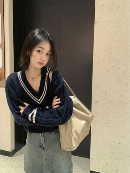 学院风撞色V领麻花毛衣女秋冬宽松慵懒软糯针织衫高级感短款上衣