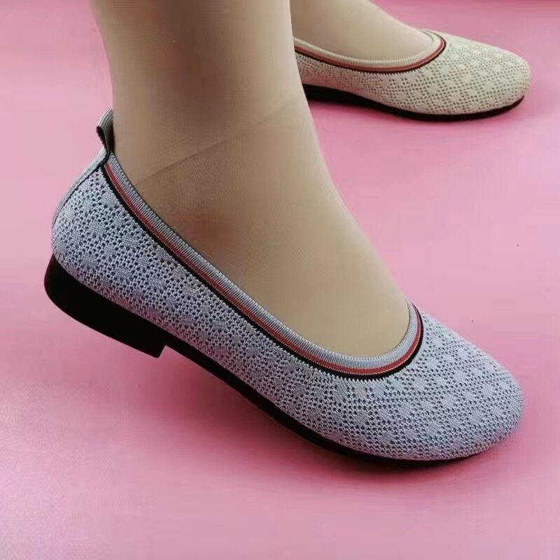 Linyi Municipal Lanshan Mountain Film Shoe Shop's small shop Women's shoes Flat bottom Mom shoes comfortable and breathable 100 hitch casual shoes
