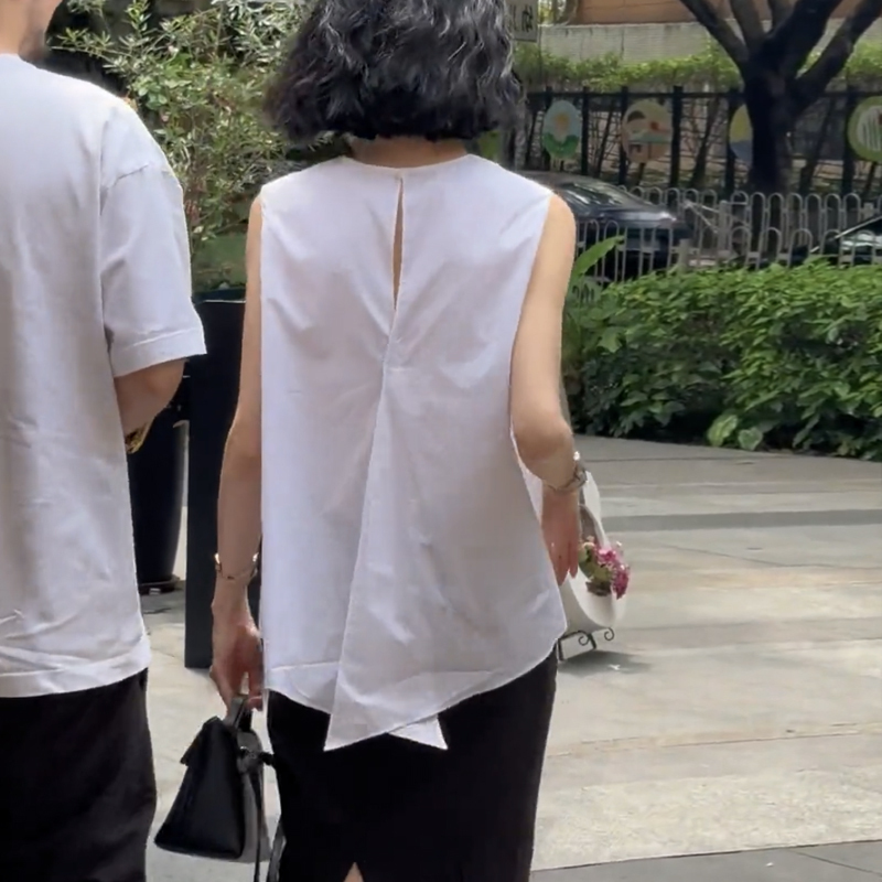 French Retro White Sleeveless Shirt for Women, Summer Vintage Blouse with a Unique Design, Backless, Slit, and Hollow-Out Chic Top