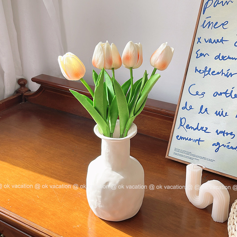 In simulation tablets for home decoration with a beautiful tulip cafe famous desktop with light luxury
