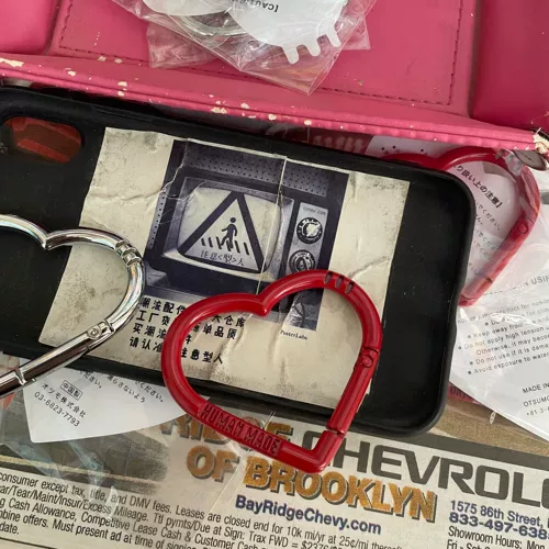 Tide Brand Human Made Heart Love поднимается по алфавиту и подвесным аксессуарам.