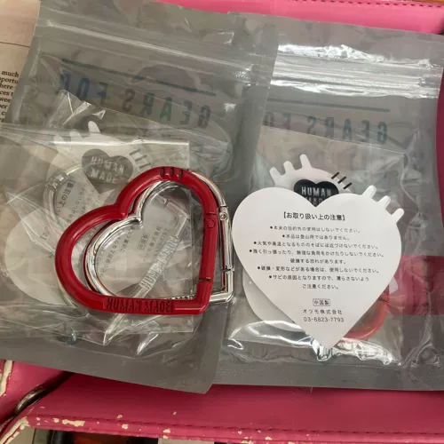 Tide Brand Human Made Heart Love поднимается по алфавиту и подвесным аксессуарам.