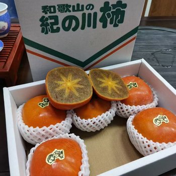 Wakayama black persimmon, black sesame persimmon, black tangerine persimmon, japanese persimmon, imported similar varieties, domestic fruit, juicy