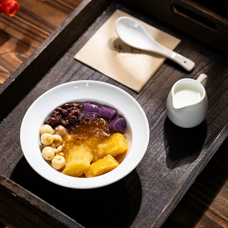 New Style Dessert Bowl with High Aesthetic Appeal, Specially Designed for Dessert Shops, Snowflake Shaved Ice Dessert Bowl, Exquisite and High-End Ceramic Bowl with a Tall Base