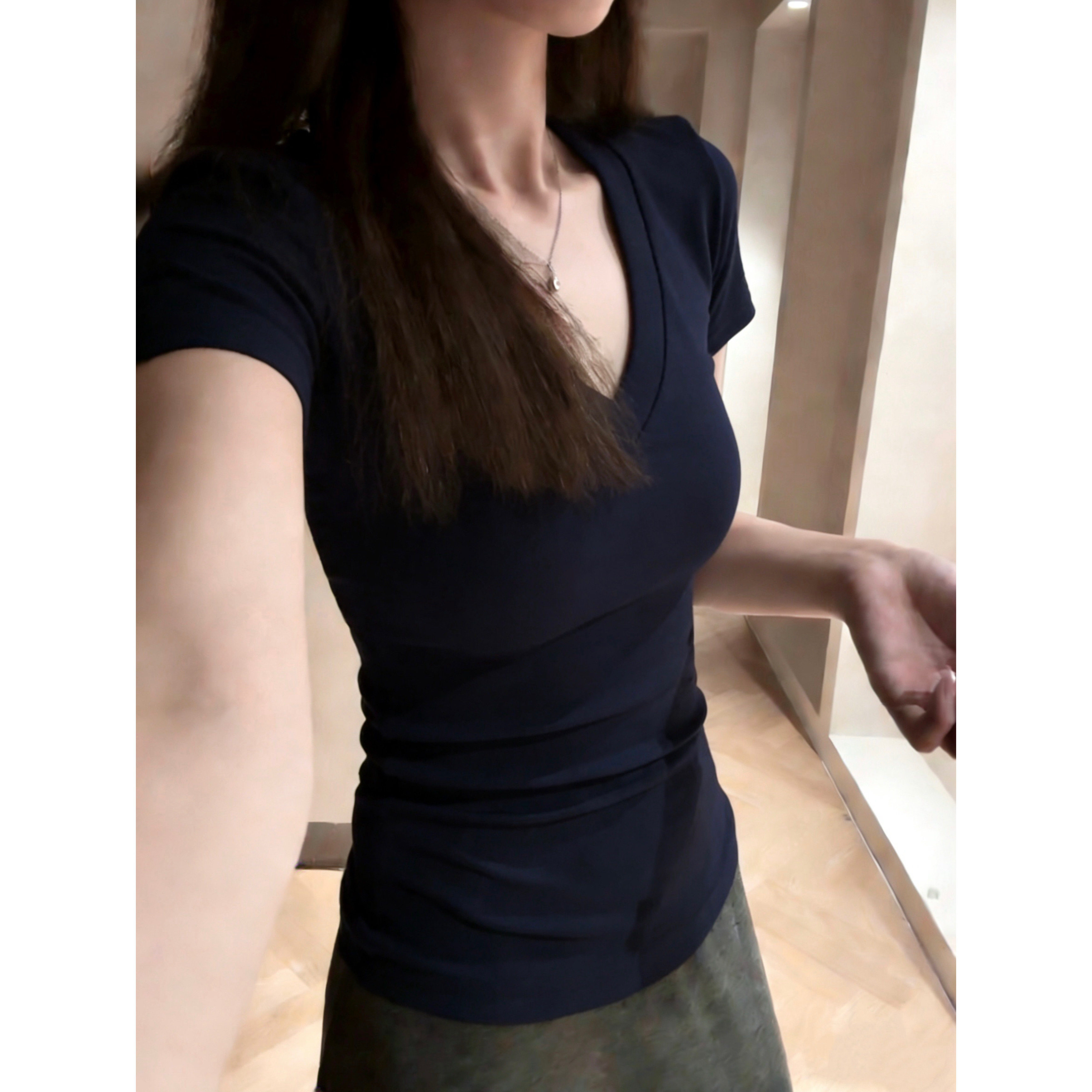 设计感小众正肩V领纯棉短袖t恤女夏季修身显瘦百搭正肩藏青色上衣