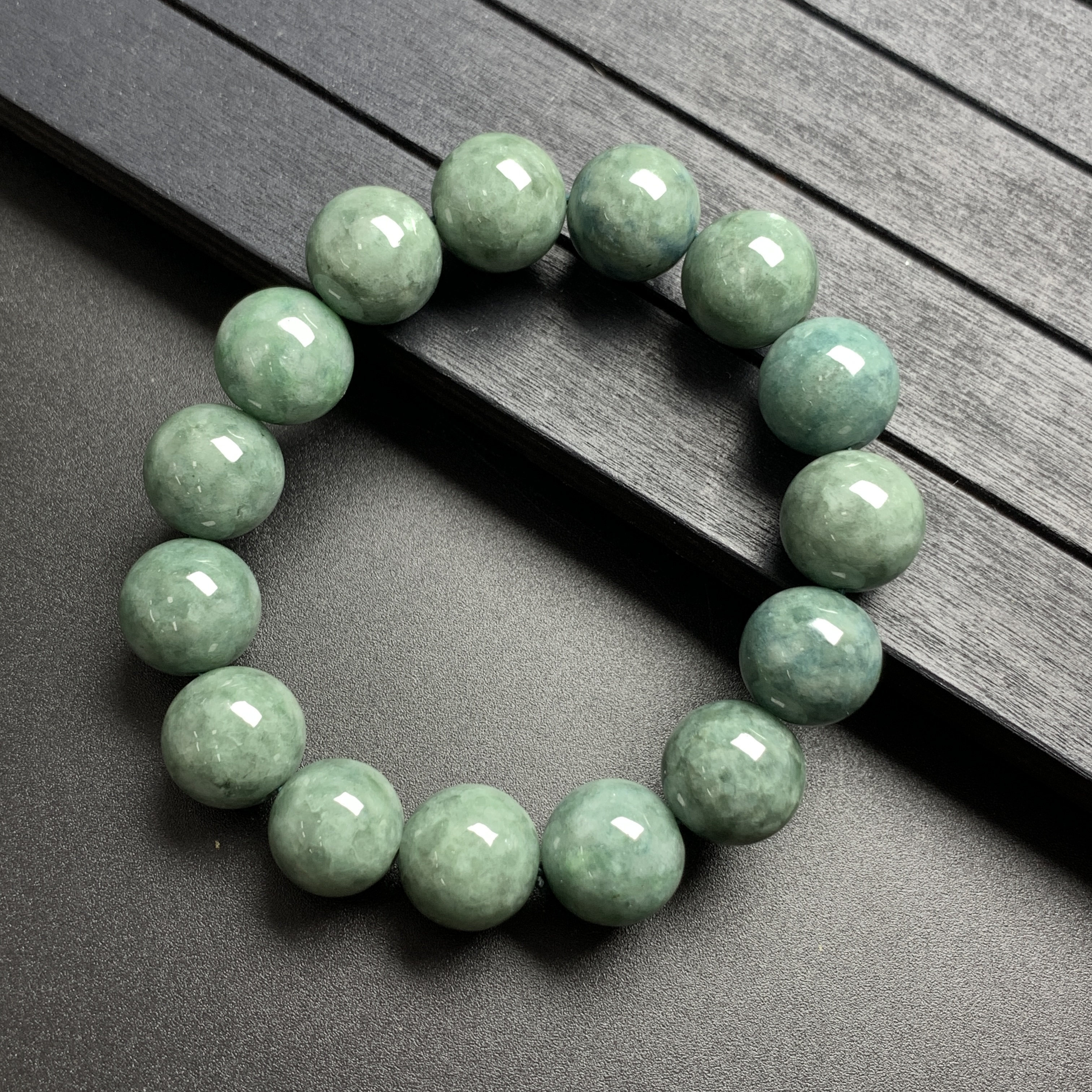 浮遊模様が特徴的な天然翡翠ビーズのブレスレット。ミャンマー産Aグレード翡翠ビーズを使用し、遊び心のある一本鎖ジュエリーに仕上げました。