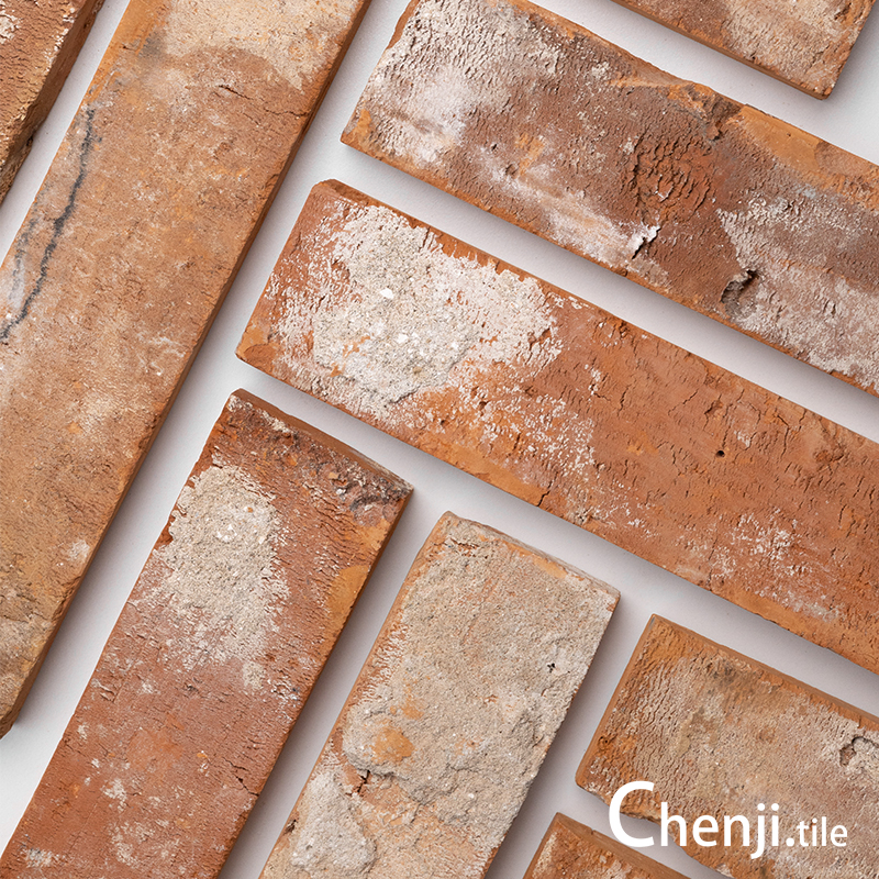 荒地風の長い古いアンティークの厚切り赤レンガ、手作りレンガ、粗い外壁、中国風の粘土文化レンガの床タイル