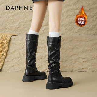 Черная куча рыцарских сапог