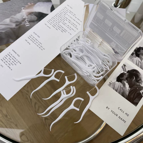 Подходит для чулка!Выйдите по всему заказу!Аккуратное и хорошее качество!50 загруженных зубочистков с портативной зубной нитью