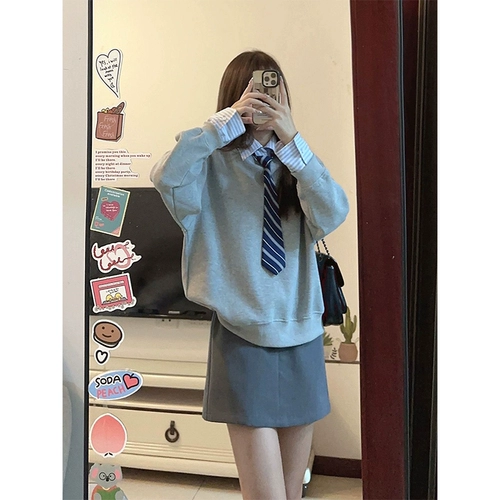 Студенческая юбка в складку, толстовка, весенний комплект, тренд сезона, городской стиль