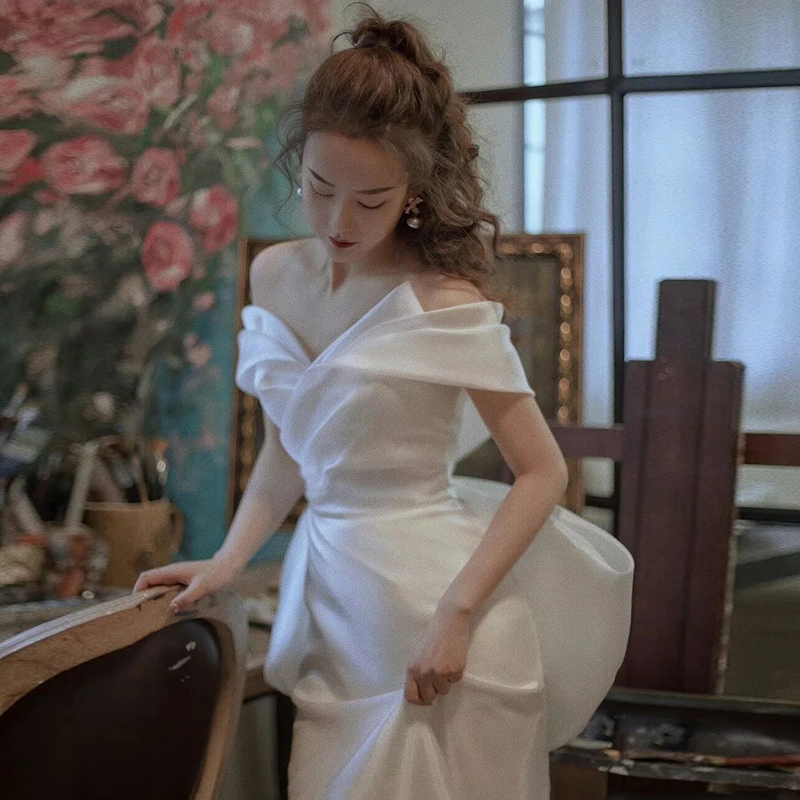 French light wedding dress 2022 new satin white small dress female simple fishtail welcome out yarn high-quality texture