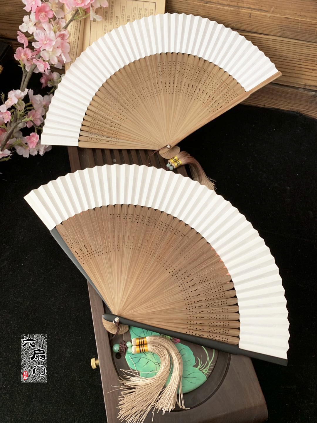 Chinese style folding fan bamboo handle fan double-sided paper fan male fan female fan Japanese blank solid color paper fan can be calligraphy and painting gifts