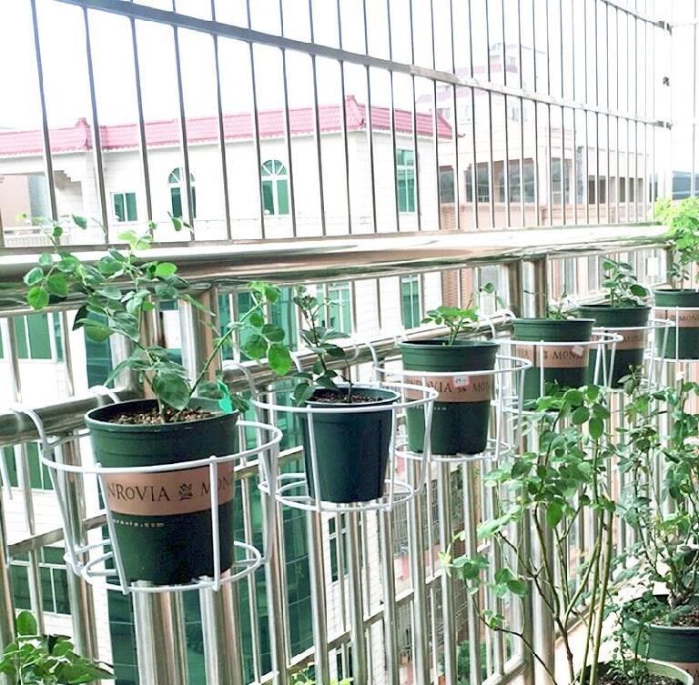 Balcony Outdoor windowsill Flower table Window hanging along the multi-purpose flower rack for flower pots Living room iron wall hanging basket