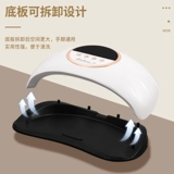 Руки с ноглером красная световая сухой светотерапевтическая машина для ногтя.