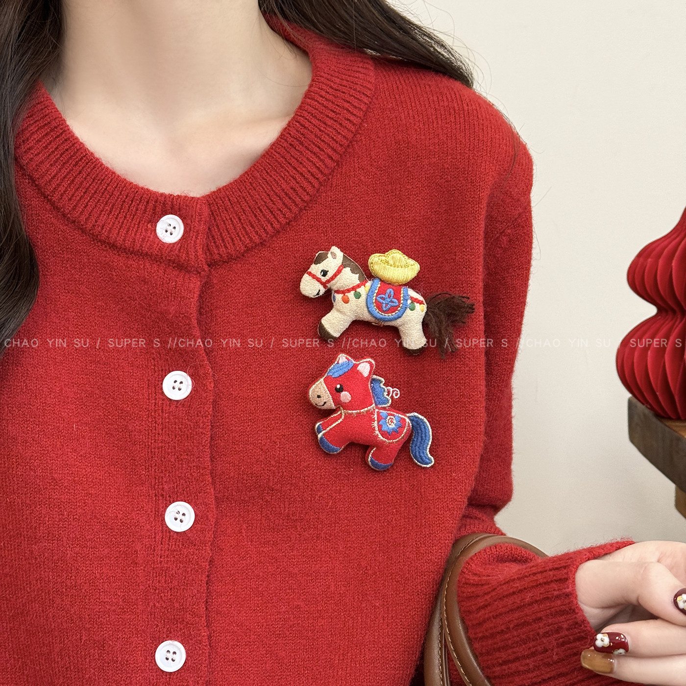 Red Fabric Pony Brooch for Women in Their Zodiac Year, New Model for the Year of the Horse, Suitable for Sweaters and Scarves, Decorative Pin, Corsage Accessory