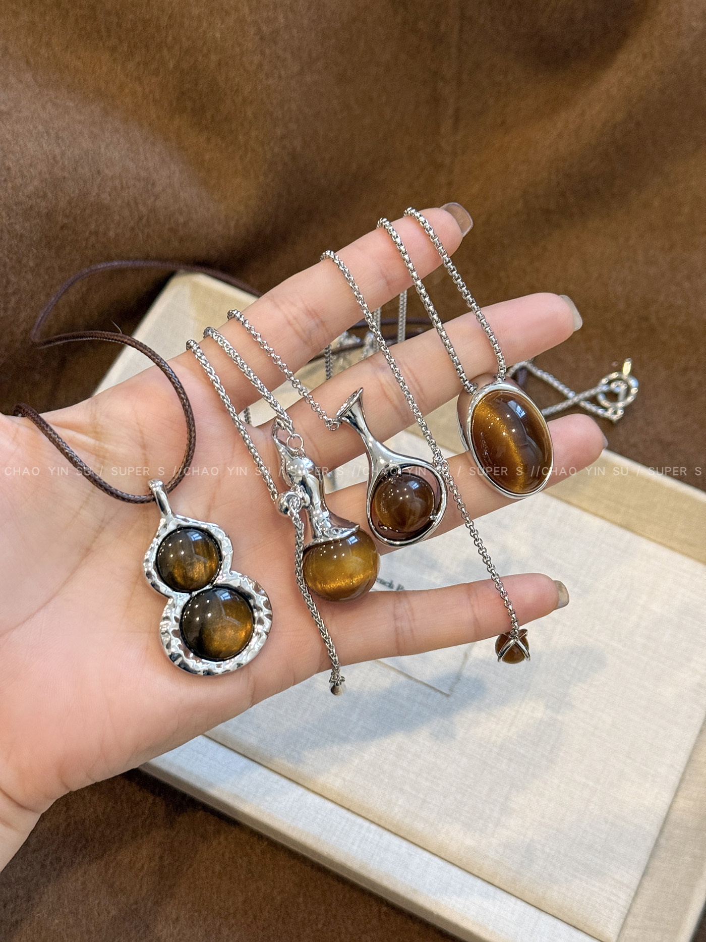 Maillard Retro Tiger Eye Stone Gourd Pendant Necklace for Women 2025 New Fashionable High-End Sweater Chain Accessory