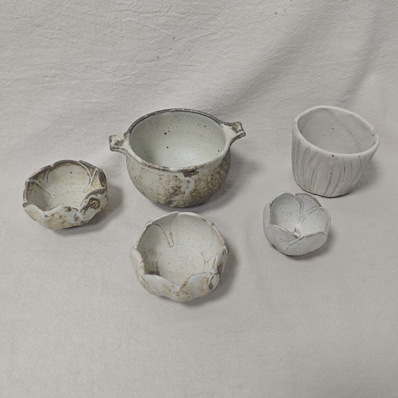 【In Stock】Japanese Writer Haruki Murakami White Flower Cup Double-Eared Bowl Hand-Held Cup Handmade Japanese-Style Coarse Pottery 【In Stock】Japanese Writer Haruki Murakami White Flower Cup Double-Eared Bowl Hand-Held Cup Handmade Japanese-Style Coarse Pottery