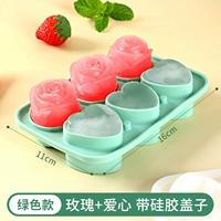 Свежие кубики льда с розой в составе, форма