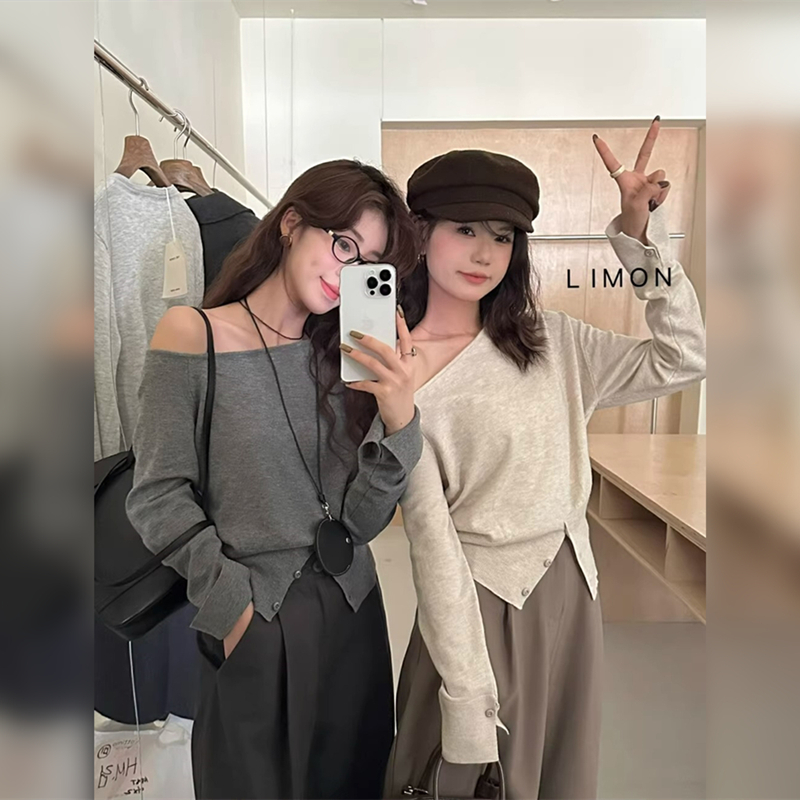 春と秋に着るレディース用ワンショルダー斜めショルダー長袖ニットセーター。イレギュラーデザインのセーター、ボトムシャツ、オフショルダートップスとの組み合わせ。