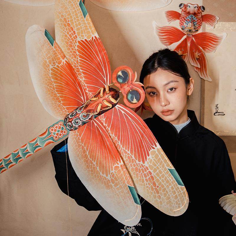 王さんの手作り凧DIY、無形文化遺産の手作り凧飾り、竹製のトンボ、濰坊風鈴、金魚の完成品。