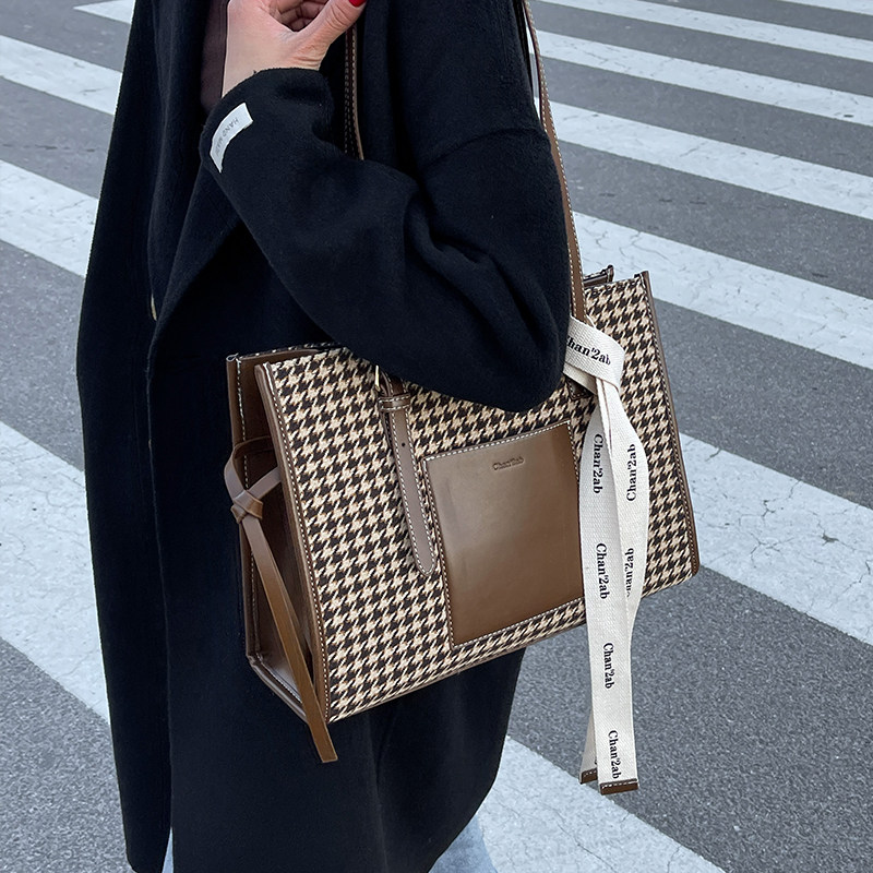 The style that bloggers love, it’s very good to match, whoever carries it will love it, super stylish, recommended by the shop owner~