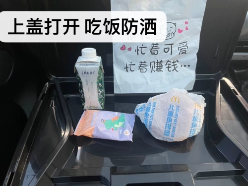 Анти -Спринклер Маленькие столы Портативный автомобиль Внутренний складной обеденный стол хорош для хранения переднего ряда переднего ряда Co -Pilot и задней еды