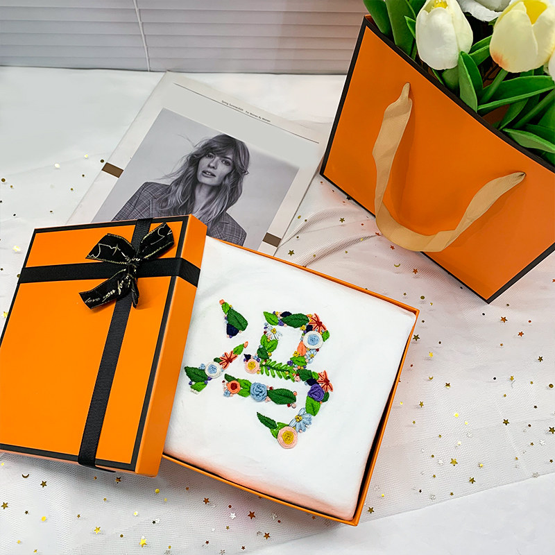 Couple surname letter embroidery hand-embroidered custom birthday gift for men and women finished T-shirt exquisite gift box
