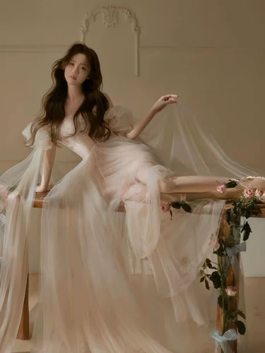 Милое атмосферное свадебное платье, расшито цветами, французский стиль