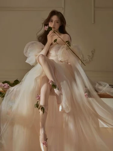 Милое атмосферное свадебное платье, расшито цветами, французский стиль