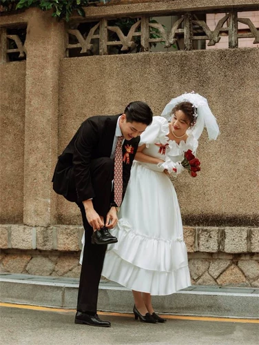 Новая киностудия тематическая одежда пара открытая сцена фотография простые атласные французские ретро -свадебные фото платья