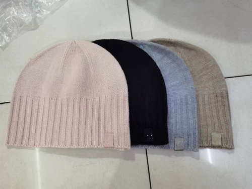 Демисезонная многоцветная комфортная вязаная шапка для отдыха