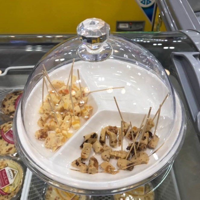 Try the box with the lid and try to eat the cake tray food display tray commercial welcome to taste the fruit tray supermarket