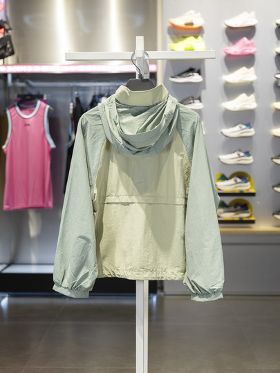 Спортивная ветровка Li-Ning CROSS, новинка осени 2024, женская водоотталкивающая свободная куртка с капюшоном AFDU532