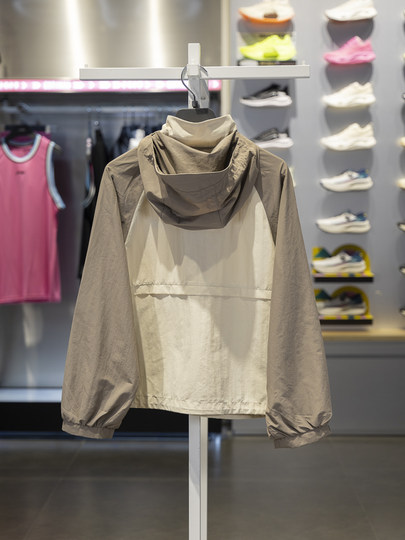 Спортивная ветровка Li-Ning CROSS, новинка осени 2024, женская водоотталкивающая свободная куртка с капюшоном AFDU532