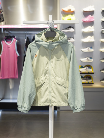 Спортивная ветровка Li-Ning CROSS, новинка осени 2024, женская водоотталкивающая свободная куртка с капюшоном AFDU532