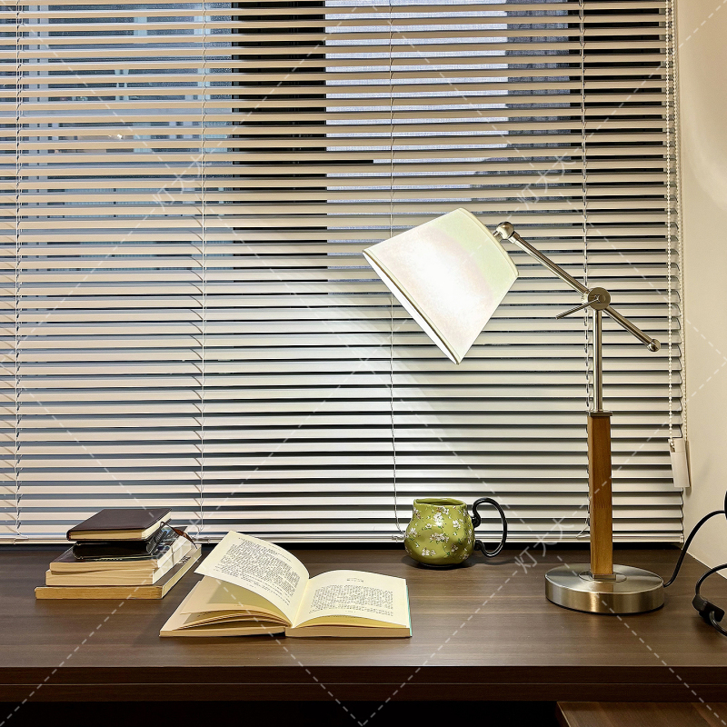 French-Style Mid-Century Solid Wood Table Lamp with Adjustable Angle, Vintage Study Room and Bedroom High-End Decorative Reading Bedside Lamp