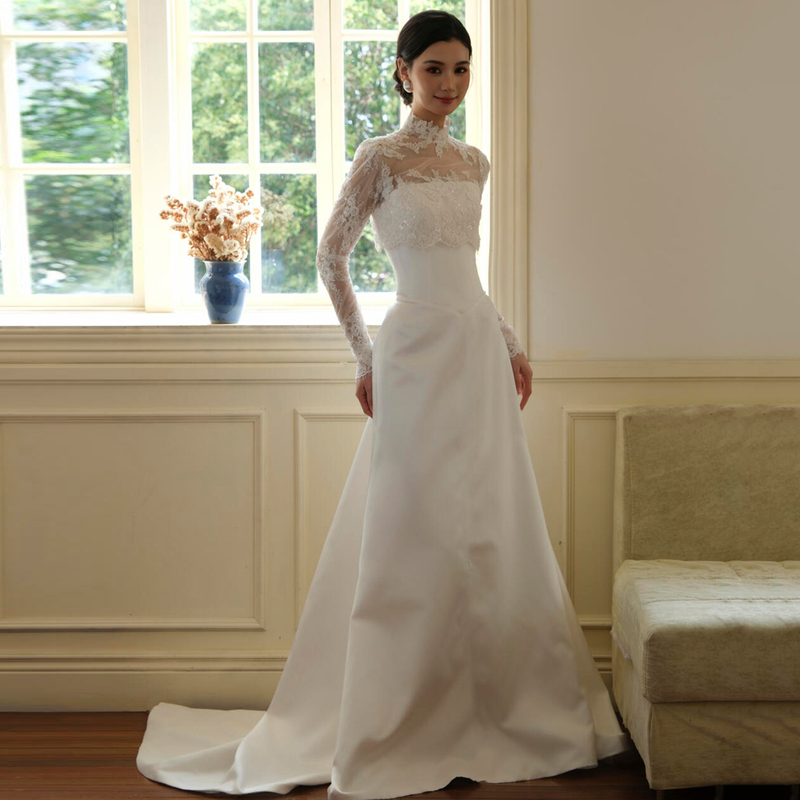 French-Style Long-Sleeved Lace Light Wedding Dress, High-End Vintage Bridal Gown, Niche Trailing White Satin Reception Dress French-Style Long-Sleeved Lace Light Wedding Dress, High-End Vintage Bridal Gown, Niche Trailing White Satin Reception Dress