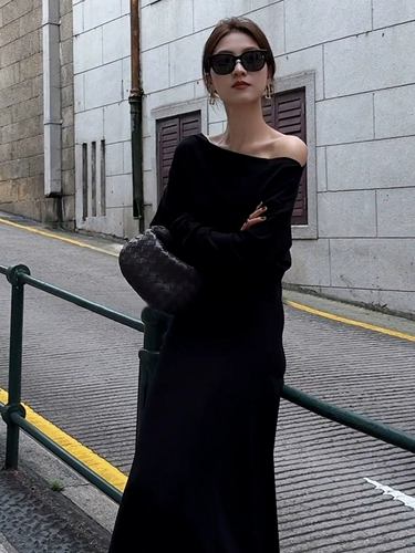 Черный лонгслив, осеннее платье, приталенный дизайнерский корсет, длинная юбка, французский стиль, осенний, 2025 года, тренд сезона, яркий броский стиль