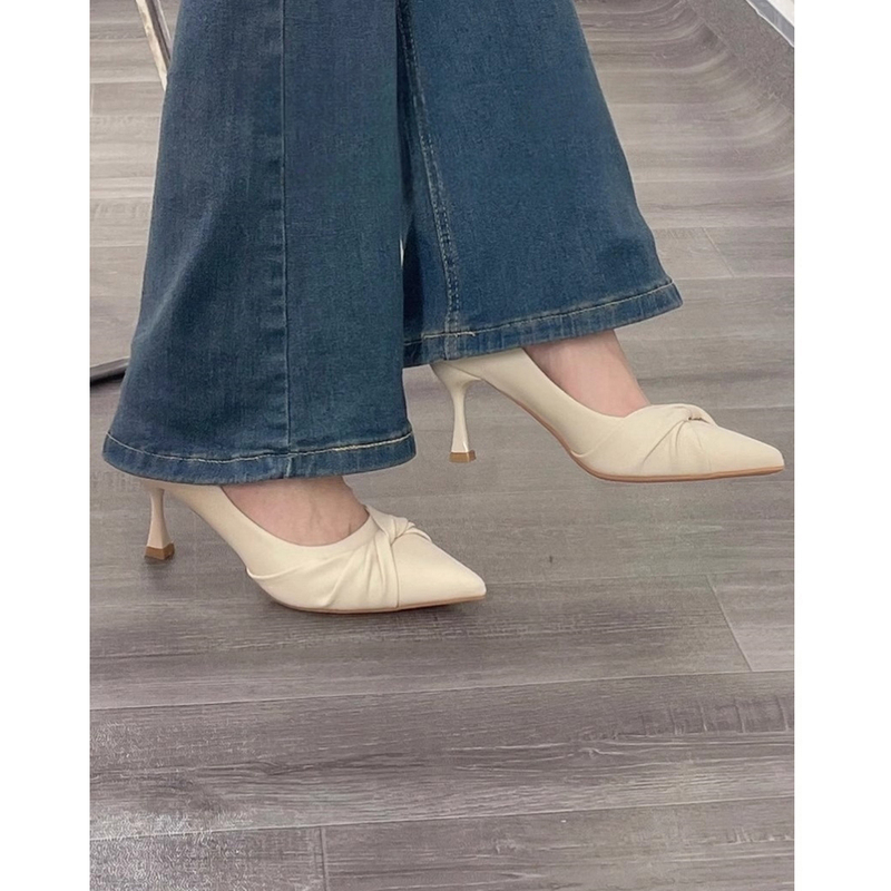 Off-White French-Style Stiletto Heels 2026 Summer Pointed Toe Stiletto High Heels Feminine Niche Design Professional Shoes