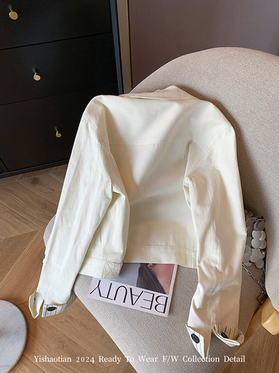 Chaqueta de mezclilla de manga rayada de empalme blanca para mujeres 2025 Spring New Fashionable Lower Temperament Chaqueta corta