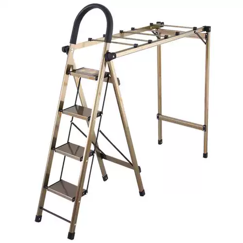 Стойка из сушки на балконе падает на землю, сильный крытый на открытом воздухе на открытом воздухе.