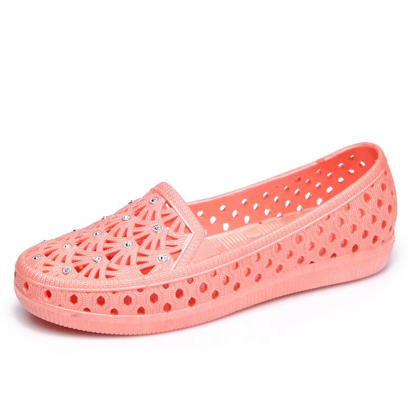 Летние кожаные сандалии Баотоу для женщин Crocs повседневные неглубокие, нескользящая обувь для медсестер, белые сандалии, мамина обувь, пляжные туфли