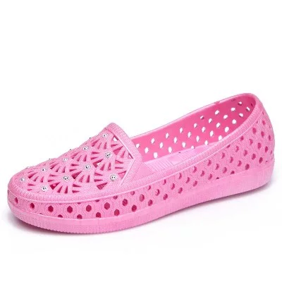 Летние кожаные сандалии Баотоу для женщин Crocs повседневные неглубокие, нескользящая обувь для медсестер, белые сандалии, мамина обувь, пляжные туфли