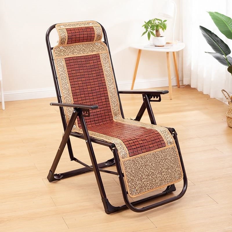 The reclining chair for the elderly at noon resting on the chair for home can be adjusted for small pleasable deckchairs for home use