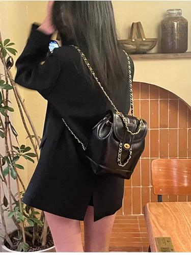 Кардинальные красные сумки в Южной Корее, чтобы найти среднюю нишевую рюкзак для маленького ладанного сети