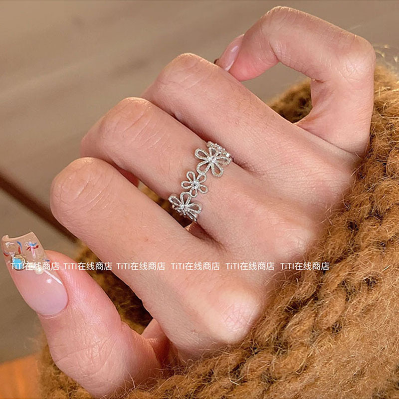 Titi Lace Wreath Sweet Silver Wide-Brimmed Flower Sparkling Diamond Ring for Women, Niche Design, Light Luxury 2026 New Model