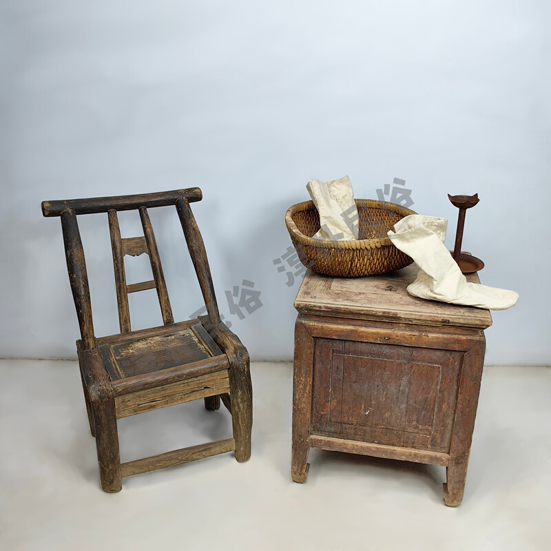 Folk Art Old Objects, Old Furniture, Old Chairs, Solid Wood Money Cabinet, Table, Folk Art Nostalgic Exhibition Hall Decorations and Props