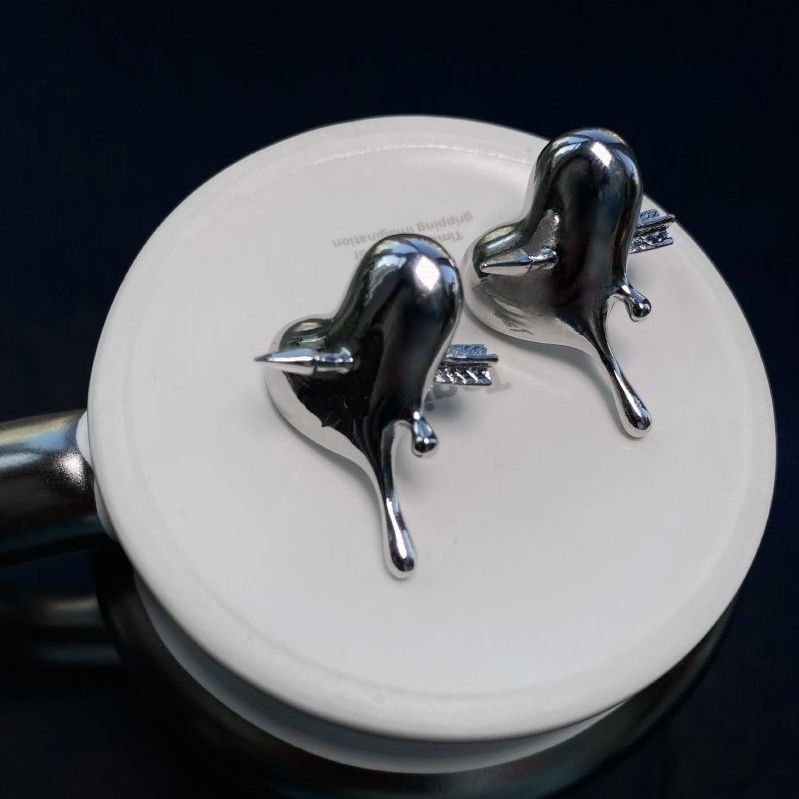 Puncture Earrings Lukewarm Wind Small Crowdpuncture Melt Loving Earrings Ear Pin Dark Black Sweet Cool Ear Accessories