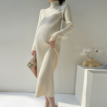 Pregnant women wear spring and autumn clothes and go out fashionable and have a high collar over their knees