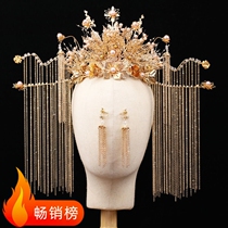 Show and head adorned golden wedding bride with a small step and a crested crown half crown show and a haircut and a Chinese style fluo atmosphere